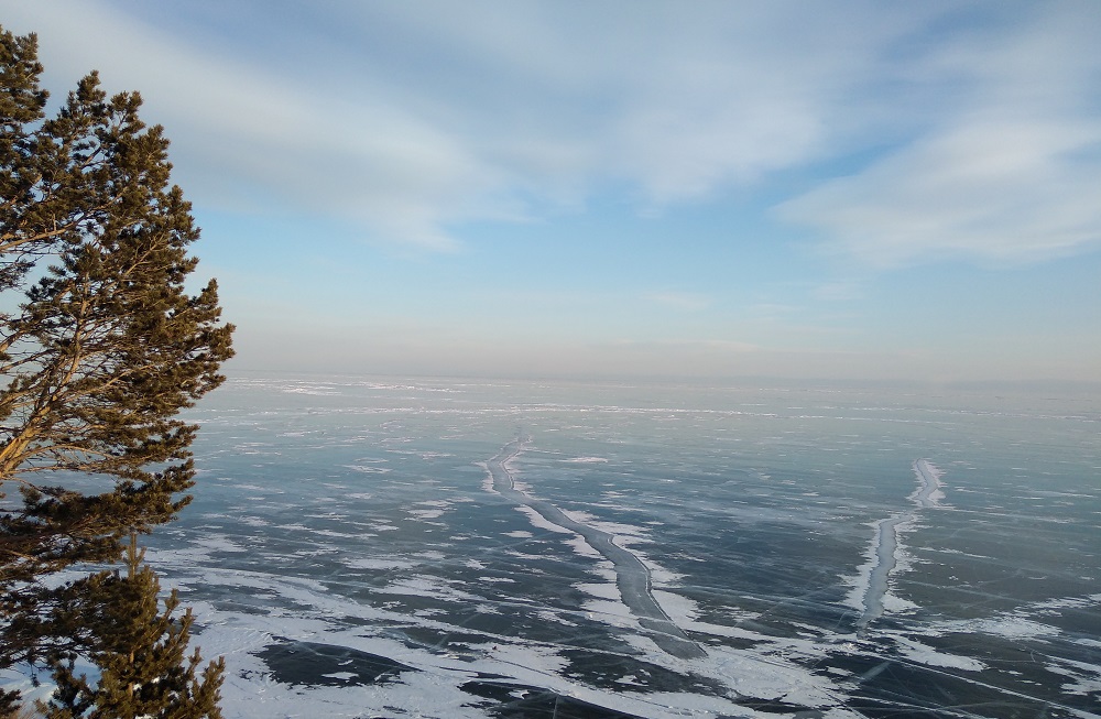 Прозрачный лед на озере Байкал. Поселок Большое Голоустное