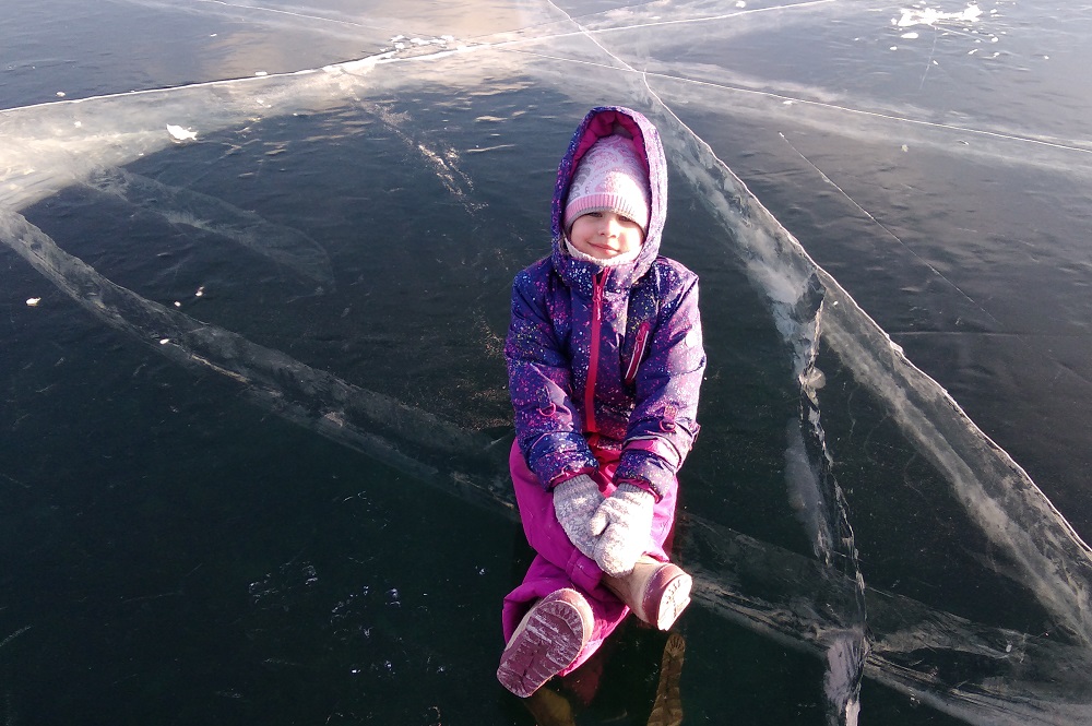 Прозрачный лед на озере Байкал. Поселок Большое Голоустное